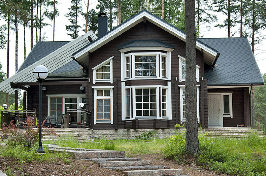 Ajatonta is a popular log home design characterised by the handsome bay window that lights up the living room.