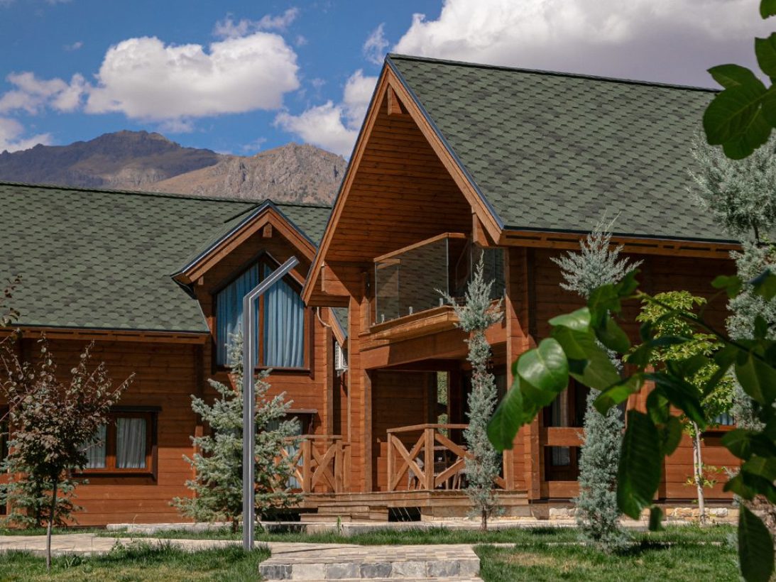 Green Hills Resort's villas blend in perfectly with their surroundings - Honkarakenne