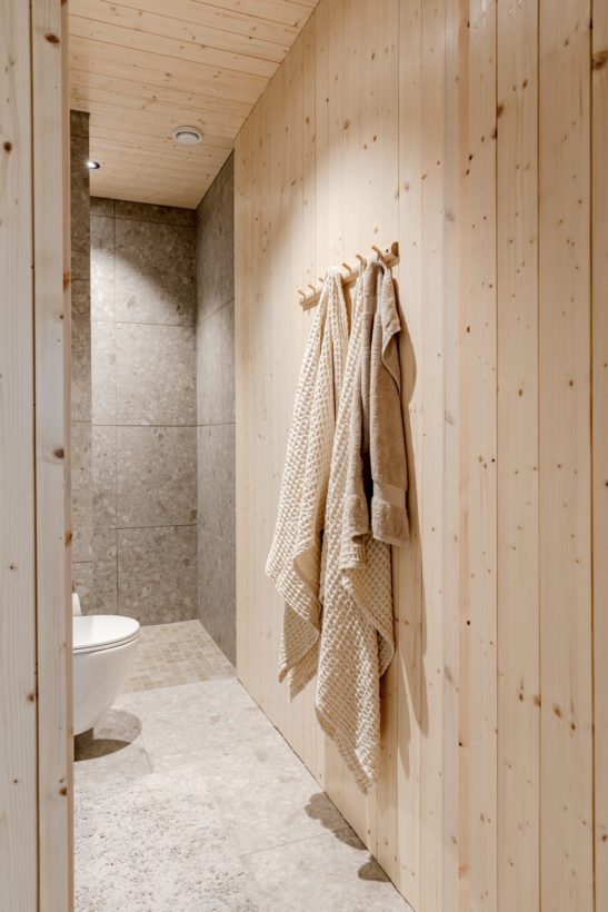 Modern log cabin for an active family – this is the holiday house of Hanna, Johannes and the children