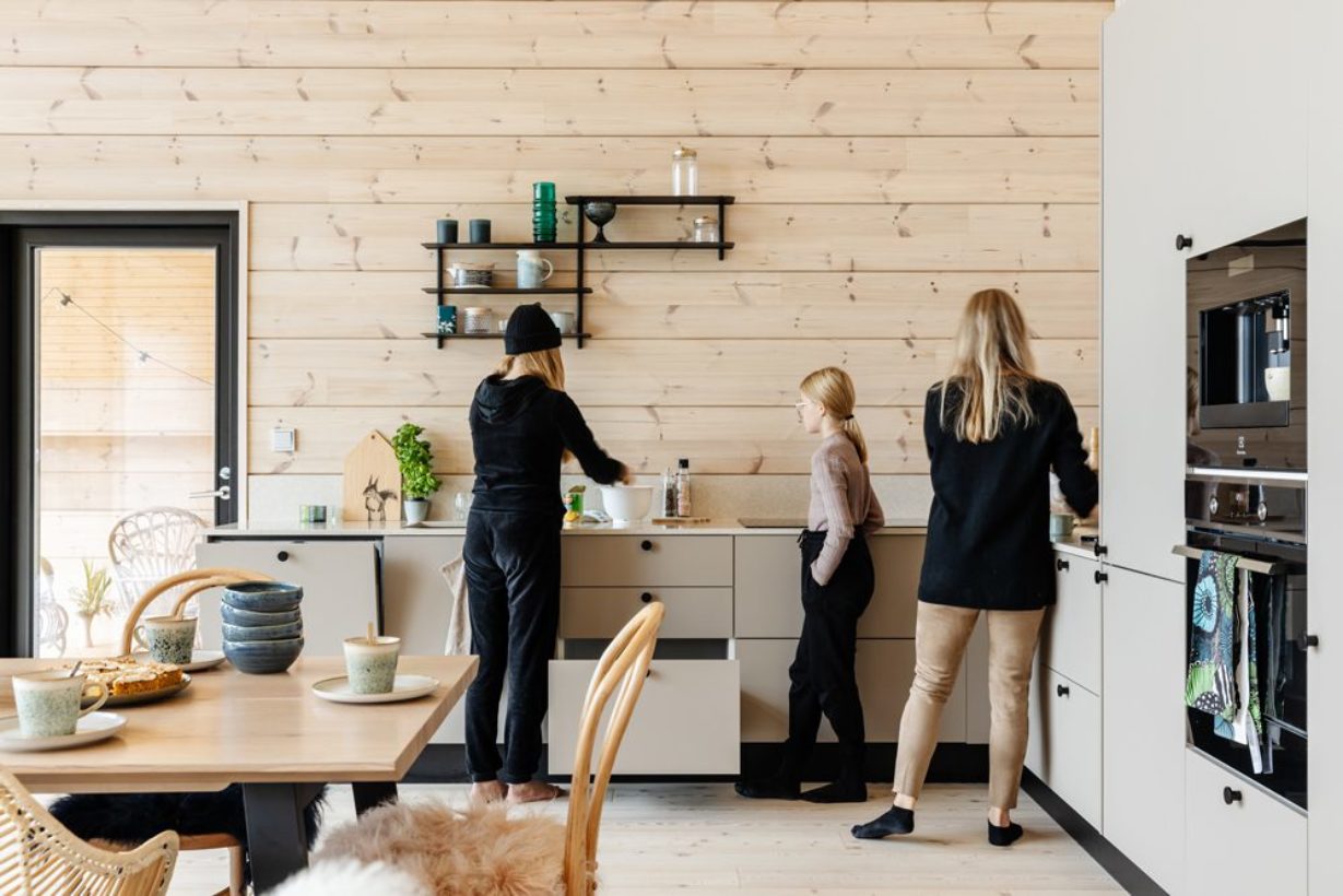 Modern log cabin for an active family – this is the holiday house of Hanna, Johannes and the children