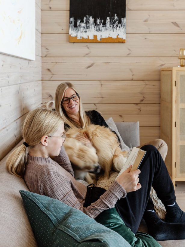Modern log cabin for an active family – this is the holiday house of Hanna, Johannes and the children