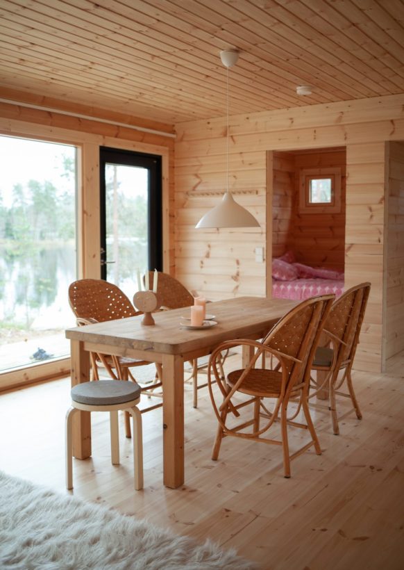 Inspired by 1970s architecture – a Honka Rantama log cabin built by a lake