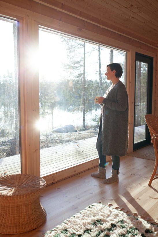 Inspired by 1970s architecture – a Honka Rantama log cabin built by a lake