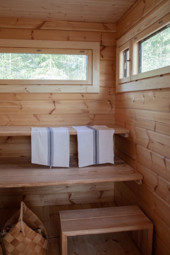 Inspired by 1970s architecture – a Honka Rantama log cabin built by a lake