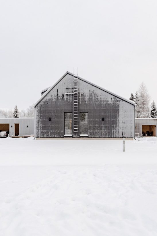 Unique, one-storey log house designed by architect – this is the modern home of Laura, Petri and children