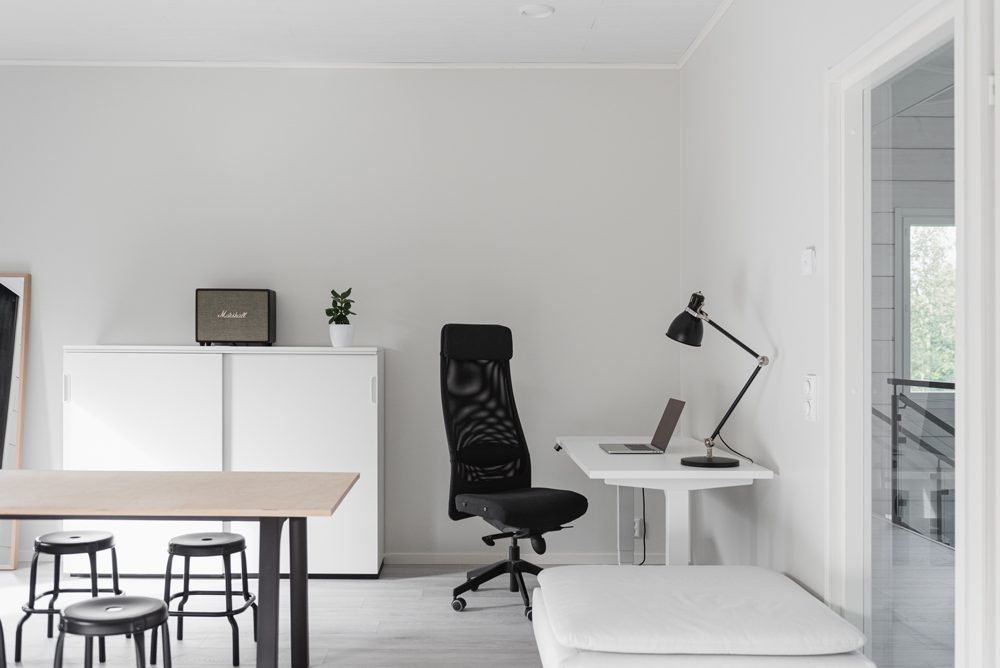 UNELMA Creative House – a unique office made of log in the middle of pine forest