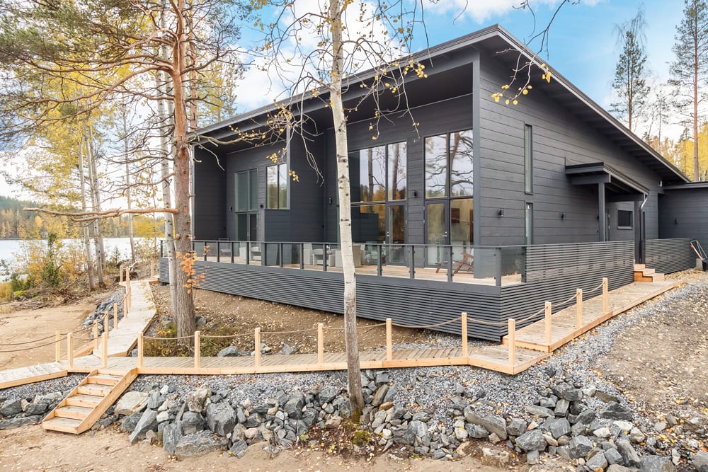 A unique semi-detached Honka log house on a peninsula