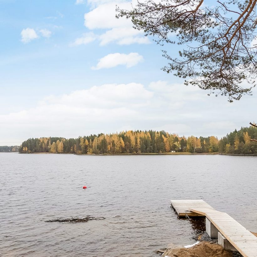 A unique semi-detached Honka log house on a peninsula