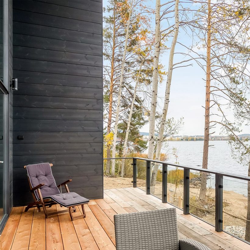 A unique semi-detached Honka log house on a peninsula