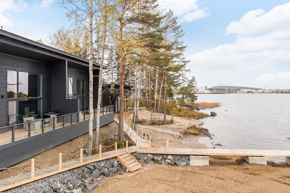 A unique semi-detached Honka log house on a peninsula
