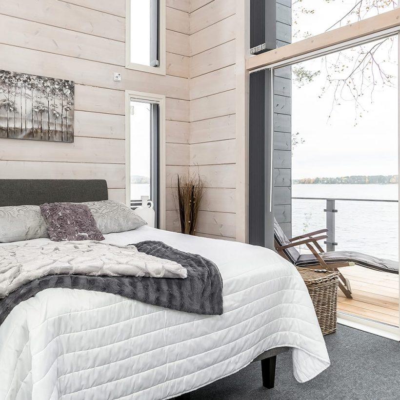 A unique semi-detached Honka log house on a peninsula