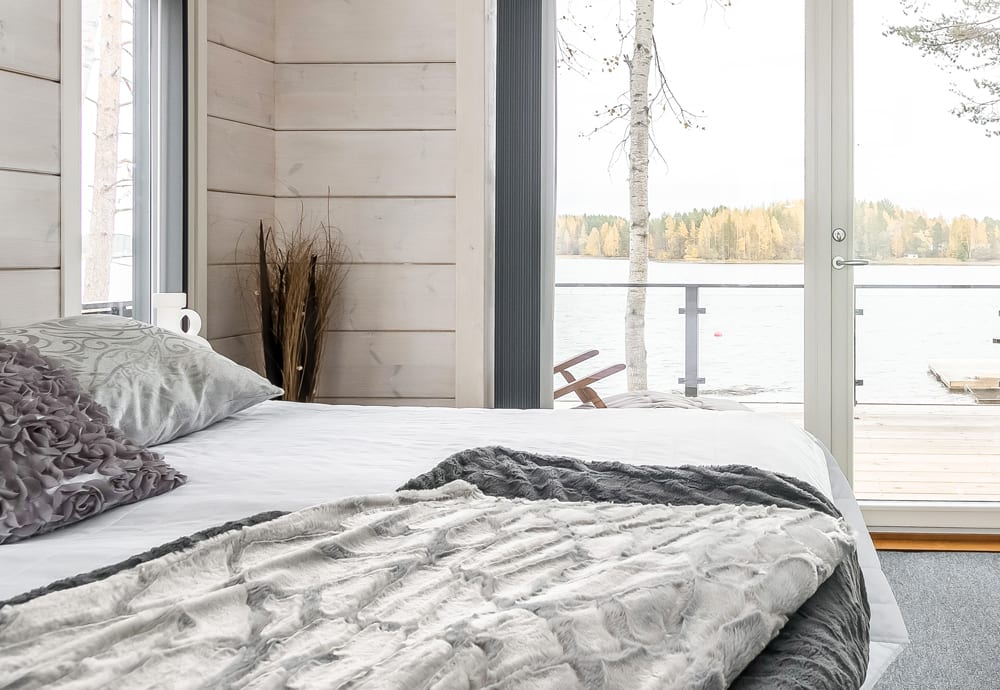 A unique semi-detached Honka log house on a peninsula