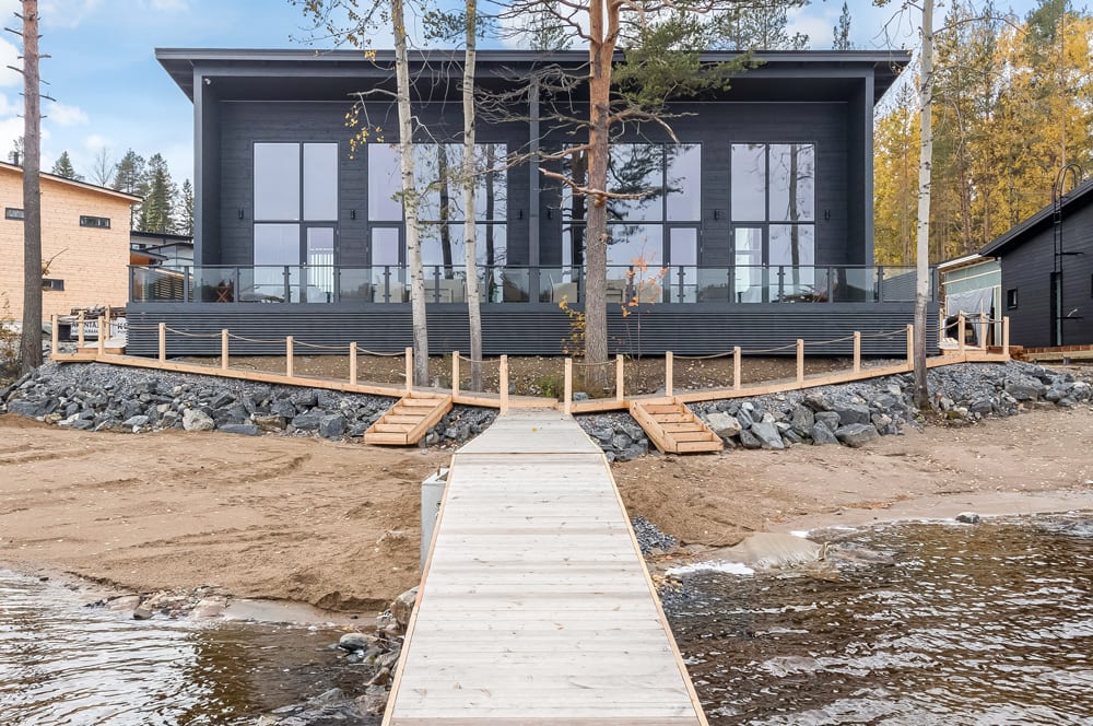 A unique semi-detached Honka log house on a peninsula